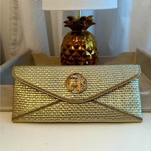 Lilly Pulitzer 🌴 Gold Embossed Woven Clutch
